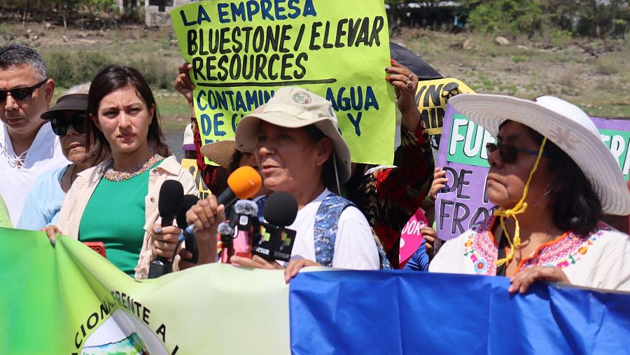Vidalina Morales, activista ambientalista de El Salvador en una protesta contra la minería metálica.
