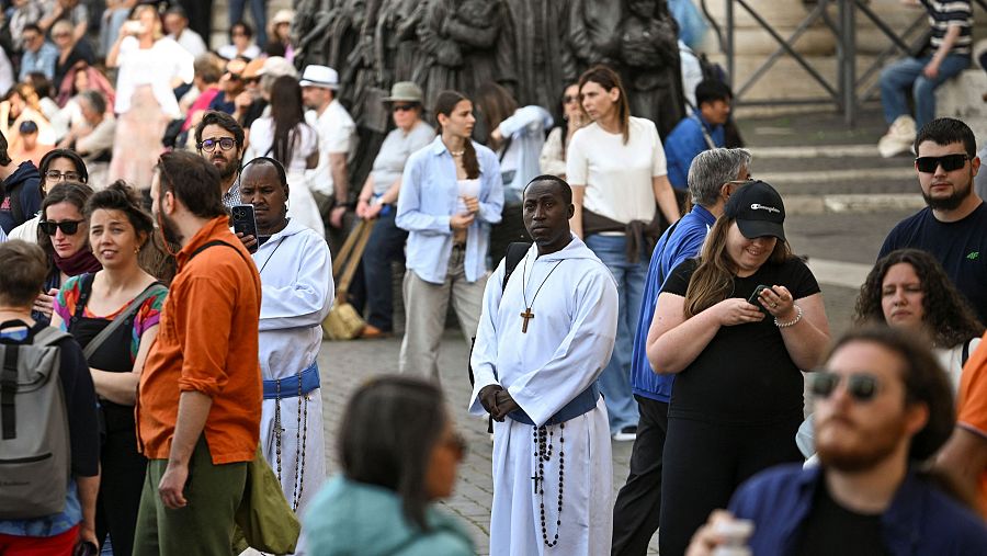 Varios religiosos en la plaza de San Pedro