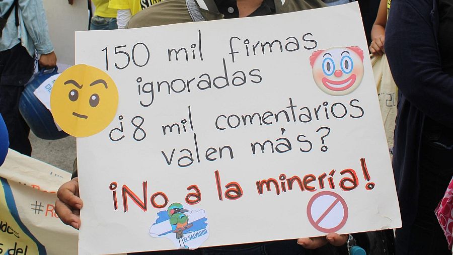 Cientos de personas protestan en marzo de 2025, contra la minería metálica en El Salvador.