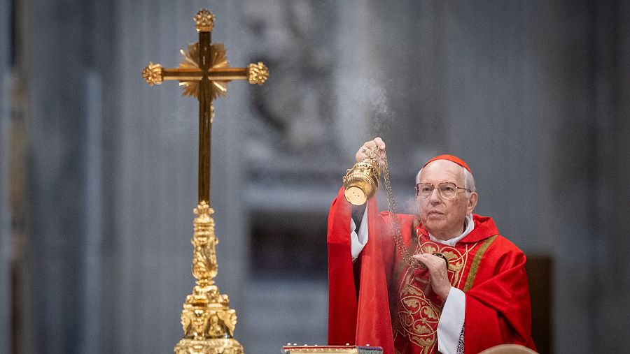 El cardenal Giovanni Battista Re celebra la misa final 'Pro Eligendo Romano Pontfice' con los cardenales antes del cónclave papal