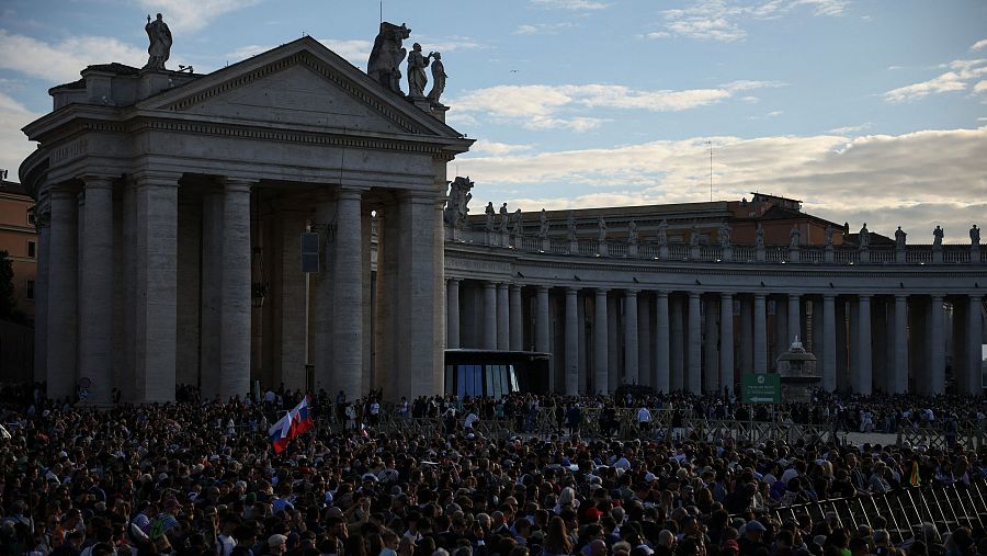 Miles de fieles llegan a San Pedro a la espera de la primera fumata
