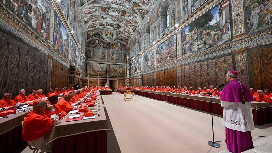 Diego Giovanni Ravelli, maestro de las celebraciones litúrgicas pontificias, pronunciando el 'Extra omnes'