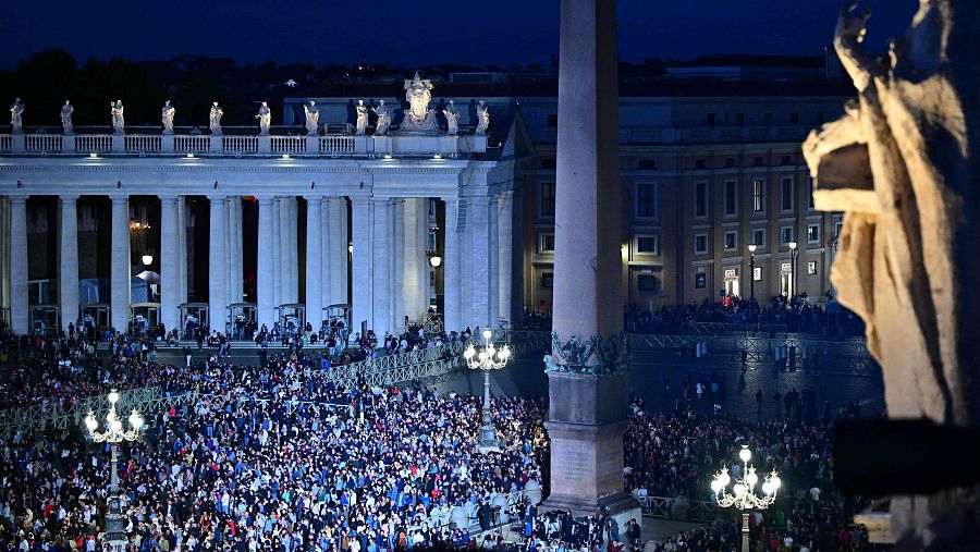 La gente espera en la Plaza de San Pedro a que el humo indique el resultado de la votación