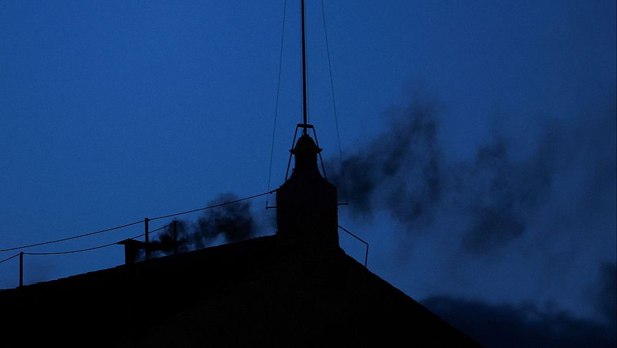 El humo negro sale de la chimenea de la Capilla Sixtina