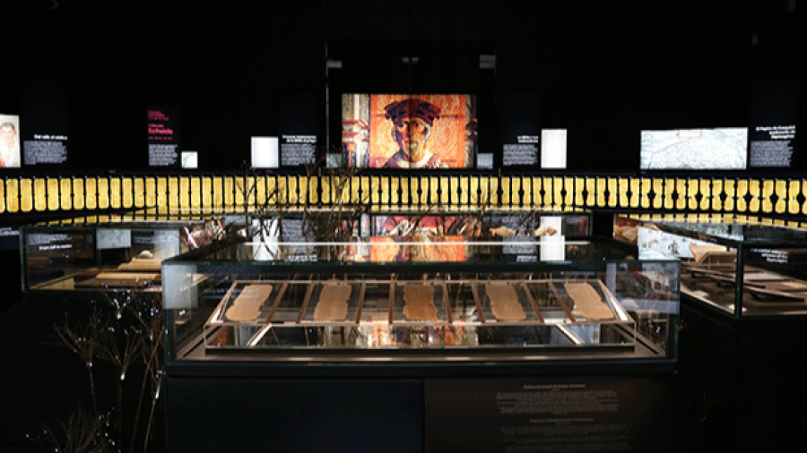 Montaje de la exposición sobre el papiro de Ezequiel