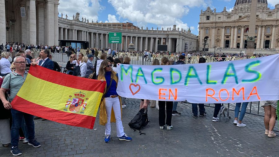 Españoles en la plaza San Pedro, tras la segunda fumata