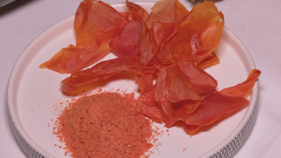 Plato con piel de fruta y fruta en polvo