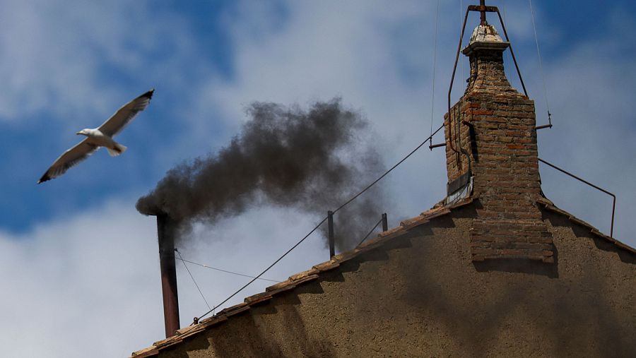 El humo negro vuelve a salir de la chimenea de la Capilla Sixtina.
