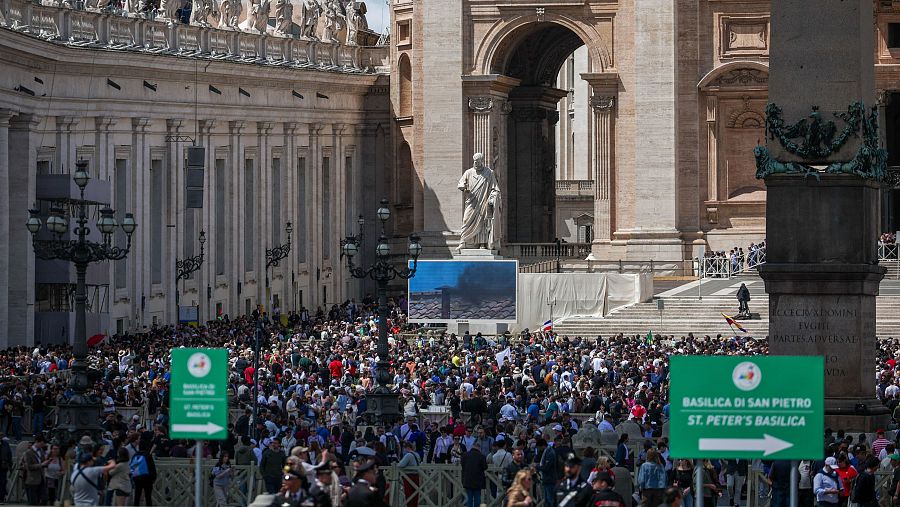 Alrededor de 11.000 personas asistieron a la segunda fumata negra en la Plaza de San Pedro.