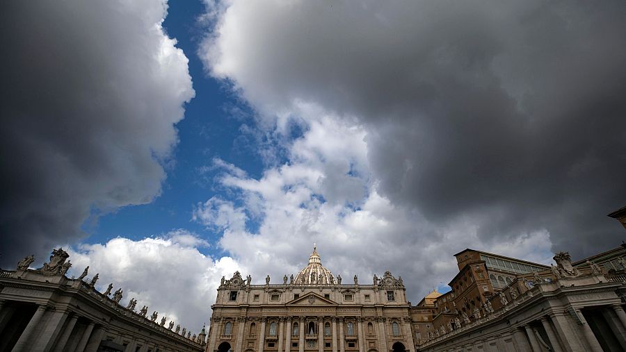 Aspecto del cielo del Vaticano después de la segunda 'fumata' negra del cónclave.