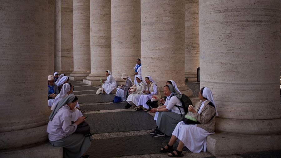 Un grupo de monjas vietnamitas se toma un descanso entre 'fumata' y 'fumata'.