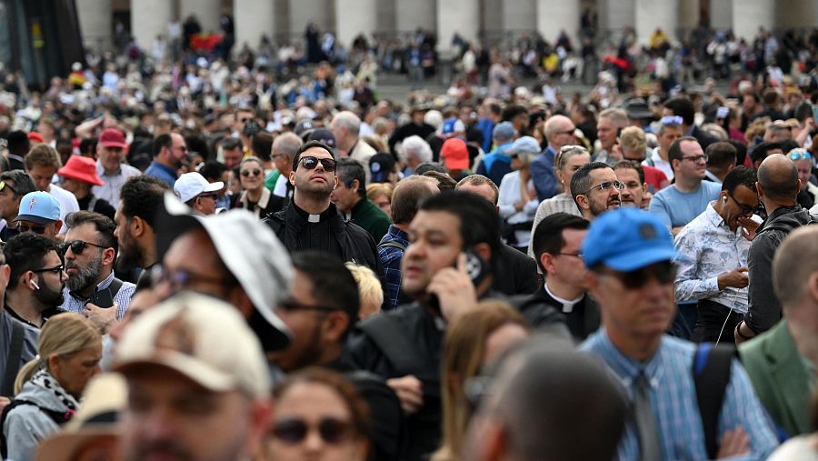 Miles de personas miran hacia la chimenea de la Capilla Sixtina esperando la 'fumata' blanca.