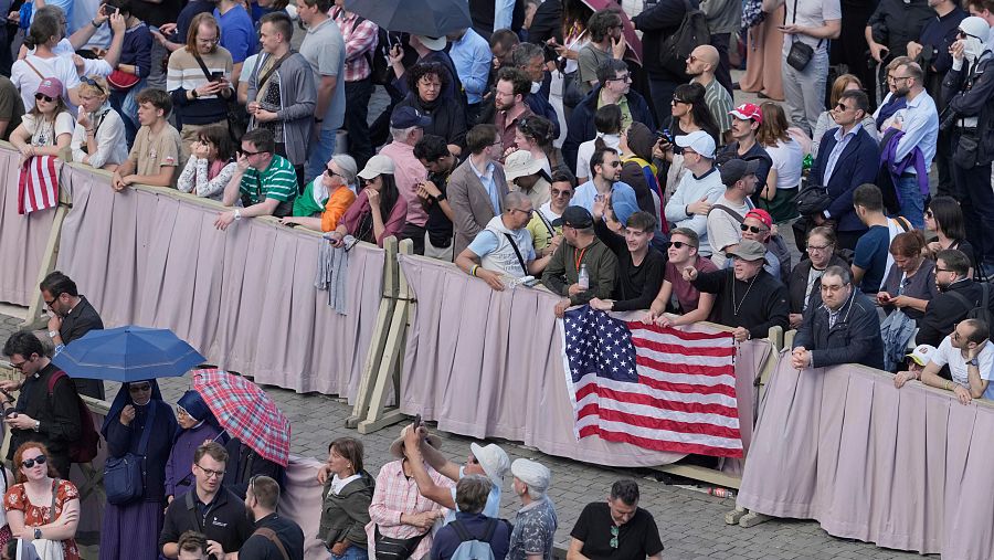 Católicos venidos desde EE.UU. con la bandera de su país.