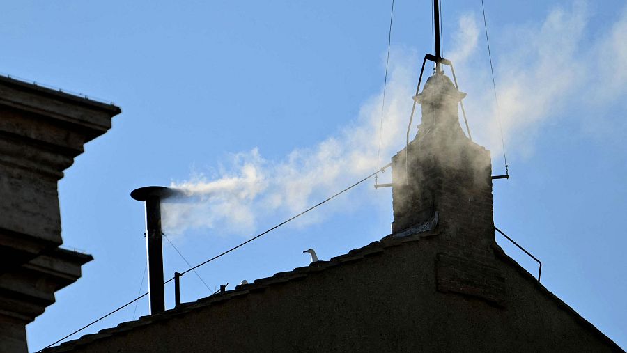El humo blanco saliendo de la chimenea de la Capilla Sixtina, señal de que los cardenales han elegido un nuevo papa