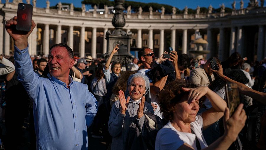 Una monja reacciona al conocer la noticia de que ha sido elegido un nuevo Papa durante el cónclave