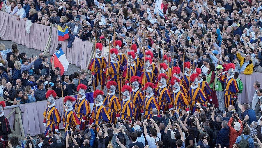 Guardias suizos tras la fumata blanca