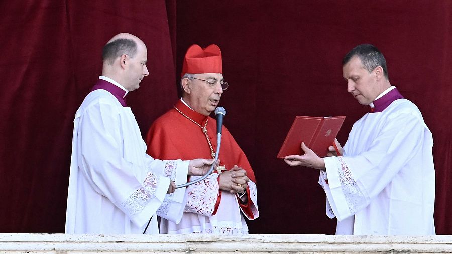 El cardenal francés Protodiácono Dominique Mamberti anuncia el nombre del nuevo papa