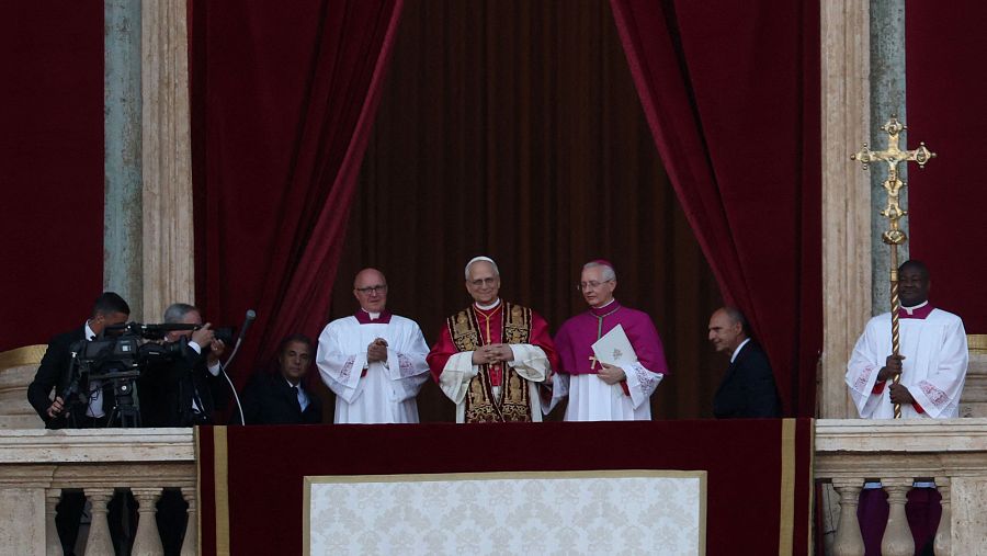El recién elegido Papa León XIV, el cardenal estadounidense Robert F. Prevost aparece en el balcón de la basílica de San Pedro