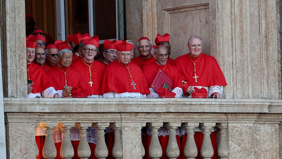 Los cardenales escuchan desde un balcón al recién elegido Papa León XIV y pronuncia el mensaje 'Urbi et Orbi'