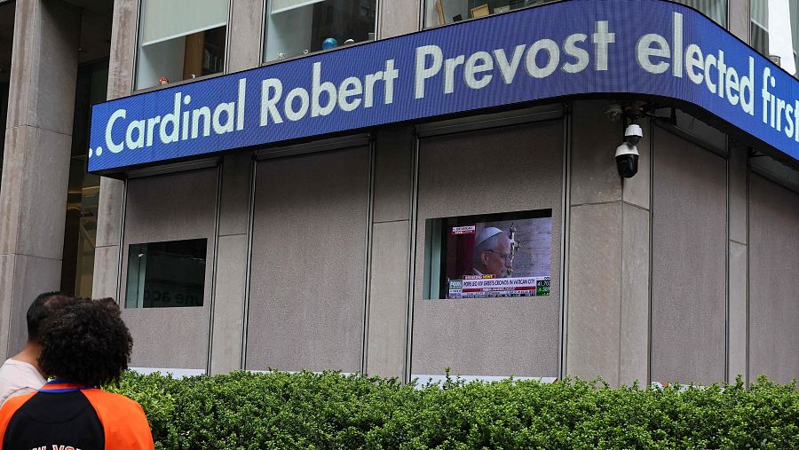 Un grupo de personas observa la noticia de la elección del cardenal Prevost