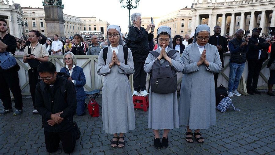 Monjas rezan mientras el cardenal estadounidense Robert Prevost pronuncia su discurso