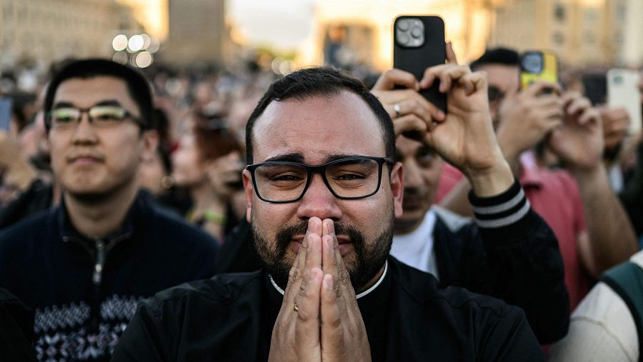 Un hombre reacciona ante la elección del papa León XIV