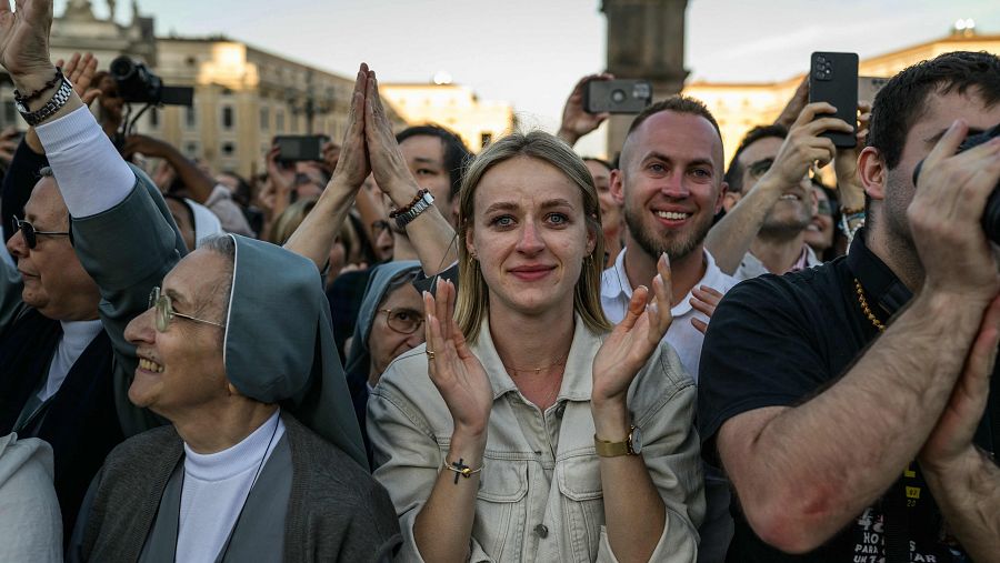 La gente reacciona al ver al recién elegido papa León XIV