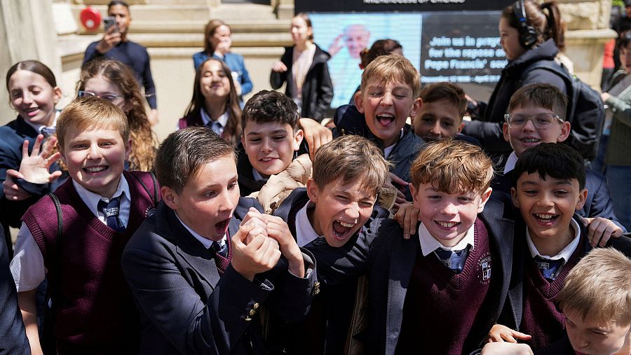 Estudiantes de la Academia Everest en Lemont, Illinois, reaccionan con alegría