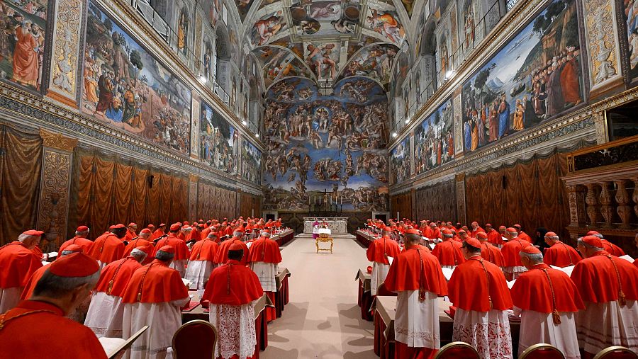 El papa León XIV, en la Capilla Sixtina entre cardenales tras ser elegido