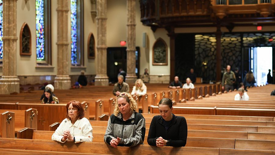 Ciudadanos en Chicago rezan por la proclamación del papa