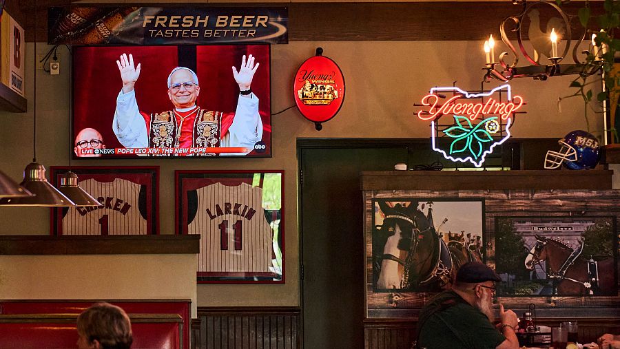 Los clientes ven la cobertura en directo del recién elegido papa León XIV en un bar de Cincinnati