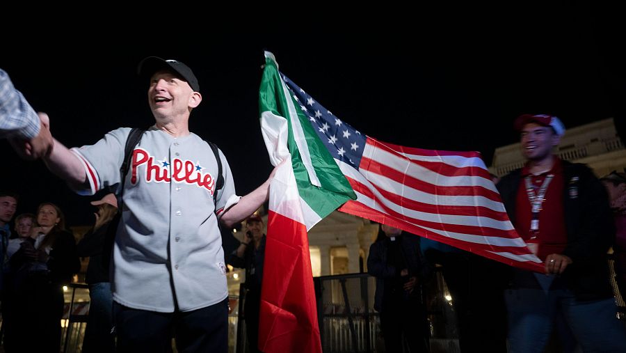 Una bandera estadounidense en la plaza de San Pedro tras la elección del cardenal Prevost como papa