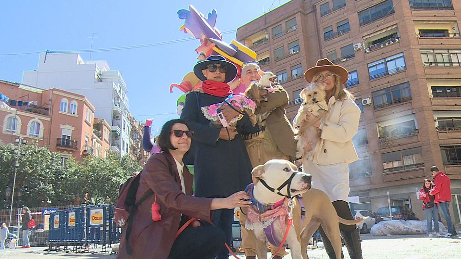 Valencianos, con sus mascotas en Fallas