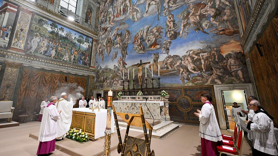 El papa León XIV dirige la misa en la Capilla Sixtina del Vaticano