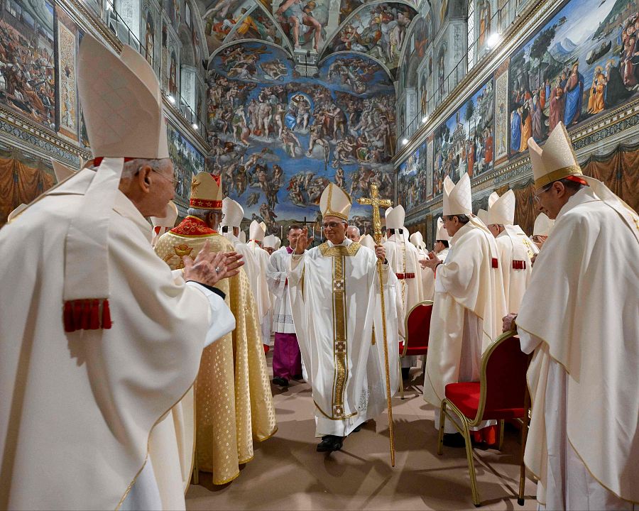 León XIV abandona la Capilla Sixtina tras su primera misa como papa