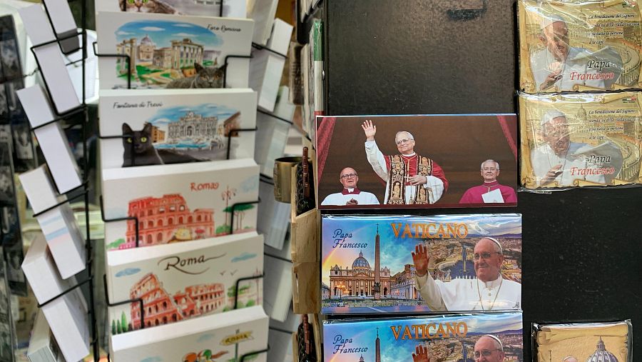 Uno de los pocos souvenirs de León XIV disponibles en Roma