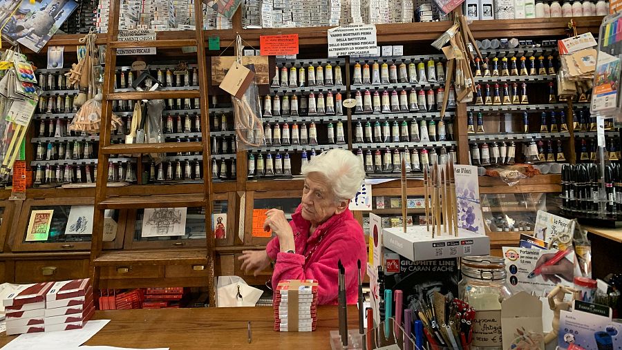 Anna Maria, en su histórica tienda de bellas artes en el barrio de Esquilino