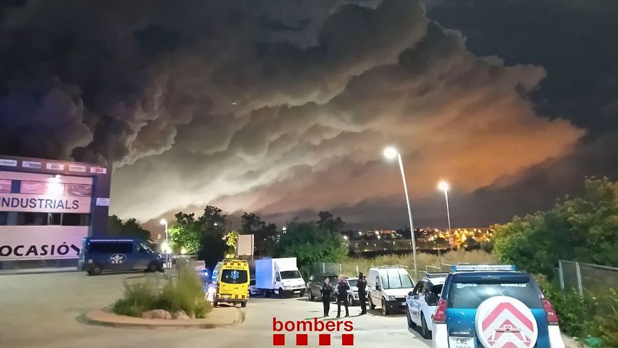 Confinados cinco municipios catalanes por una nube tóxica con cloro tras un incendio en Vilanova i la Geltrú