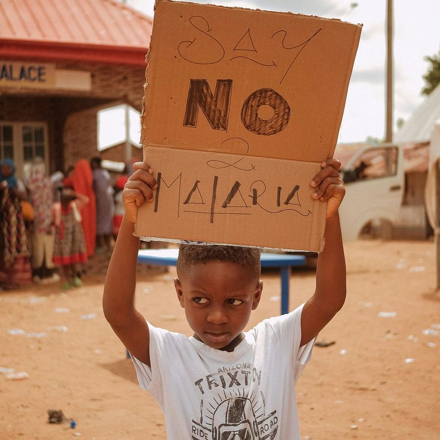 Niño con cartel 