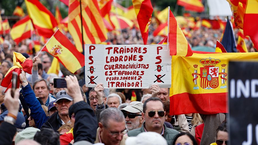 Manifestación 'Por la dignidad de España. Sánchez dimisión, elecciones ya' en Madrid