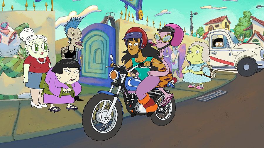 Fotograma animado mostrando una moto conducida por una chica con casco rojo, abrazada por otra persona con atuendo atigrado.  Personajes diversos observan desde la calle.