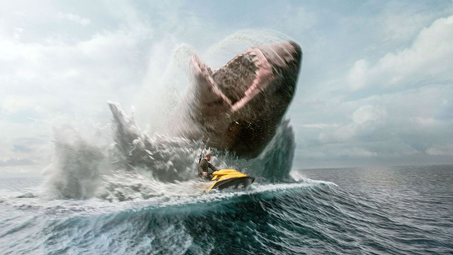 Imagen de un tiburón gitante persiguiendo al actor Jason Statham en la película 'Megalodón 2: la fosa'