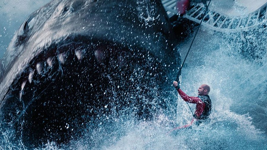 Imagen del actor Jason Statham junto a un tiburón gigante en la película 'Megalodón 2: la fosa'