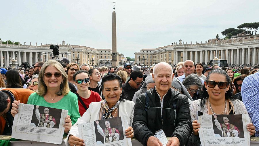 Fieles se reúnen en la plaza San Pedro el día en que el papa León XIV dirige la oración Regina Coeli, en el Vaticano