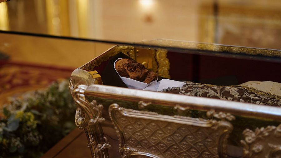 El cuerpo de Santa Teresa de Jesús se expone en la Basílica de Alba de Tormes, Salamanca