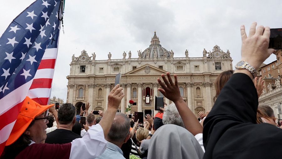 Fieles asisten a una oración del Regina Coeli, dirigida por el papa León XIV desde el balcón central