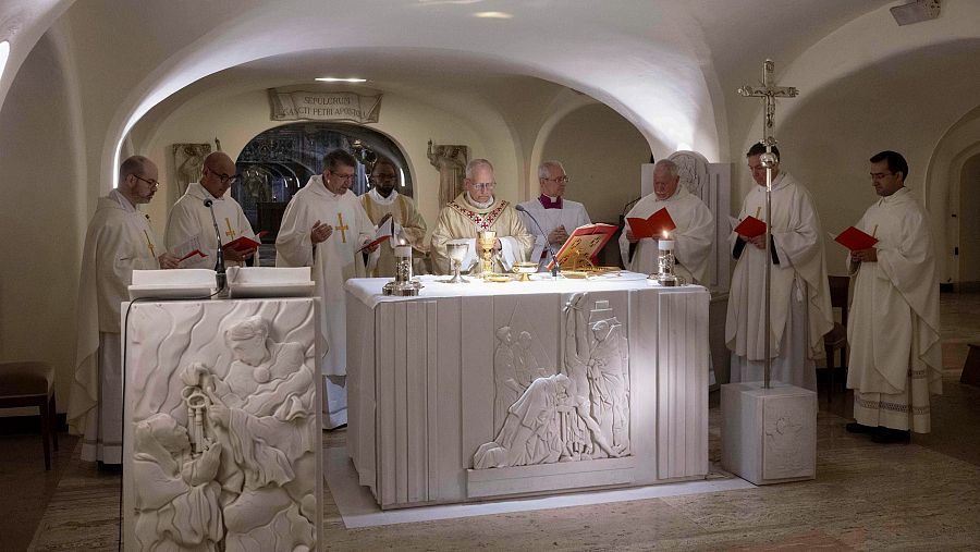 León XIV oficia una misa junto a la tumba de San Pedro