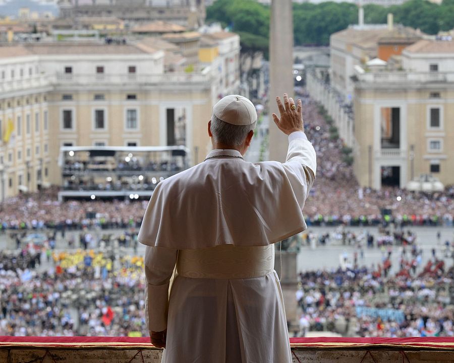 El papa León XIV saluda desde el balcón central de la Basílica de San Pedro con vistas a la plaza