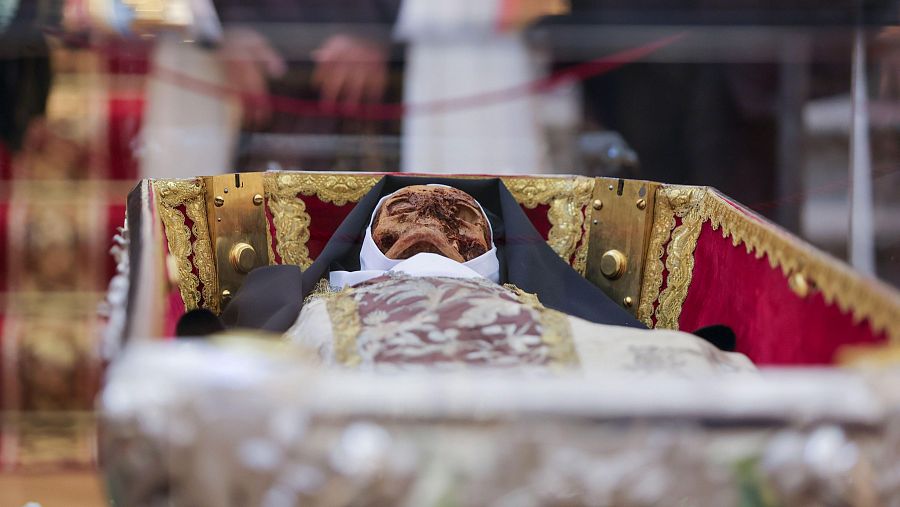 Exposición pública de Santa Teresa de Jesús para su veneración en la Basílica de la Anunciación de Nuestra Señora del Carmen