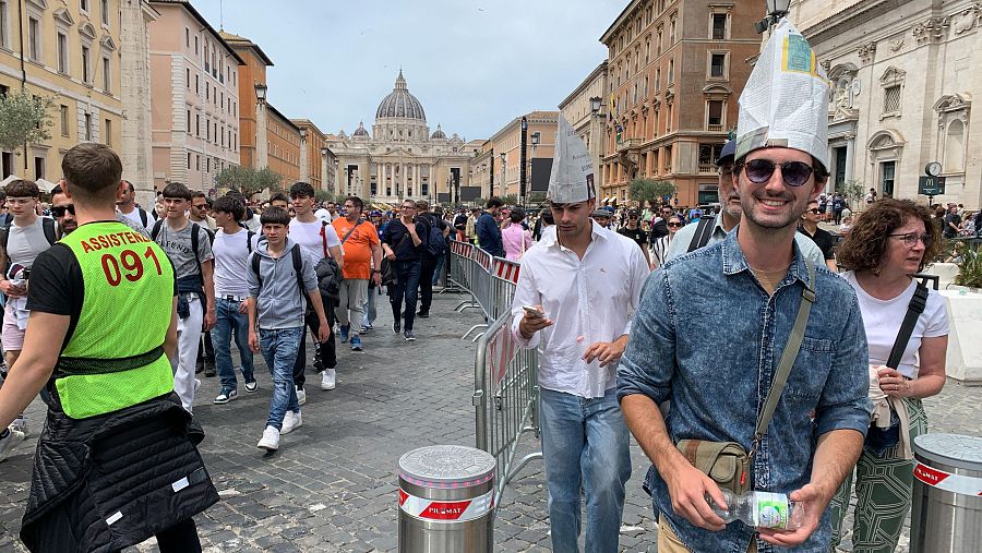 Asistentes al 'Regina Coeli' de este domingo en Roma